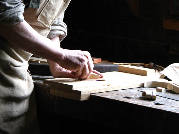 Nuestro equipo de profesionales cuenta  con muchos años de contrastada <strong>experiencia</strong> en el sector de la <strong>carpintería de madera en Matute</strong>.